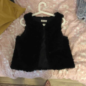  - Pälsväst från h&m är köpt på barnavdelningen i storlek 170 men funkar som xs 