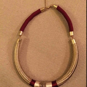  - Superfint och elegant halssmycke som sitter lite spändare, där längden kan regleras. Passa på! 