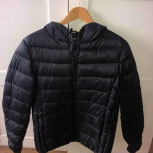  - TUNN DUNJACKA FRÅN MANGO Jättefin kvalite, drag kedjan är trasig på ena fickan därav det låga priset. Nypris - 700kr. 