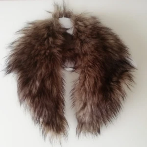  - Fuskpälskrage, går att sätta fast på jackor med hjälp av öglor. 