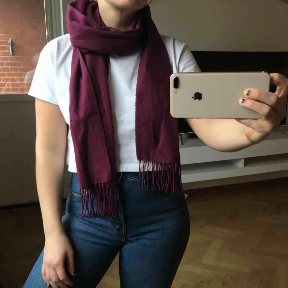 Halsduksscarfs, super fin och perfekt till höst/vår! 50kr (frakt på 39kr tillkommer ✉️🕊). Accessoarer.