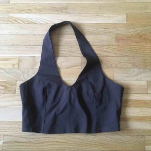  - Fin brun top, köpt på Humana, skulle gissa att det är strl S. Kommer tyvärr inte till användning hos mig🌷