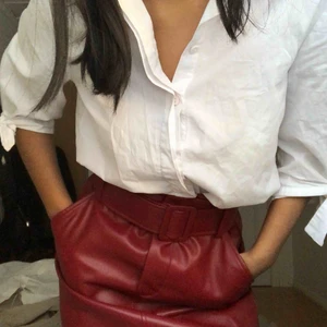  - En superfin skjol från Zara som jag tyvärr inte har användning för och som också är för stor för min smak(skulle nog passa S eller M). Köparen betalar frakt på 50 kr!🌸🌸