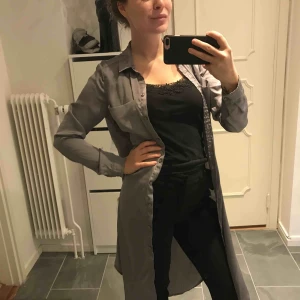  - OBS! Ostruken!  Lång cardigan i siden. Snygg med skärp i midjan. 