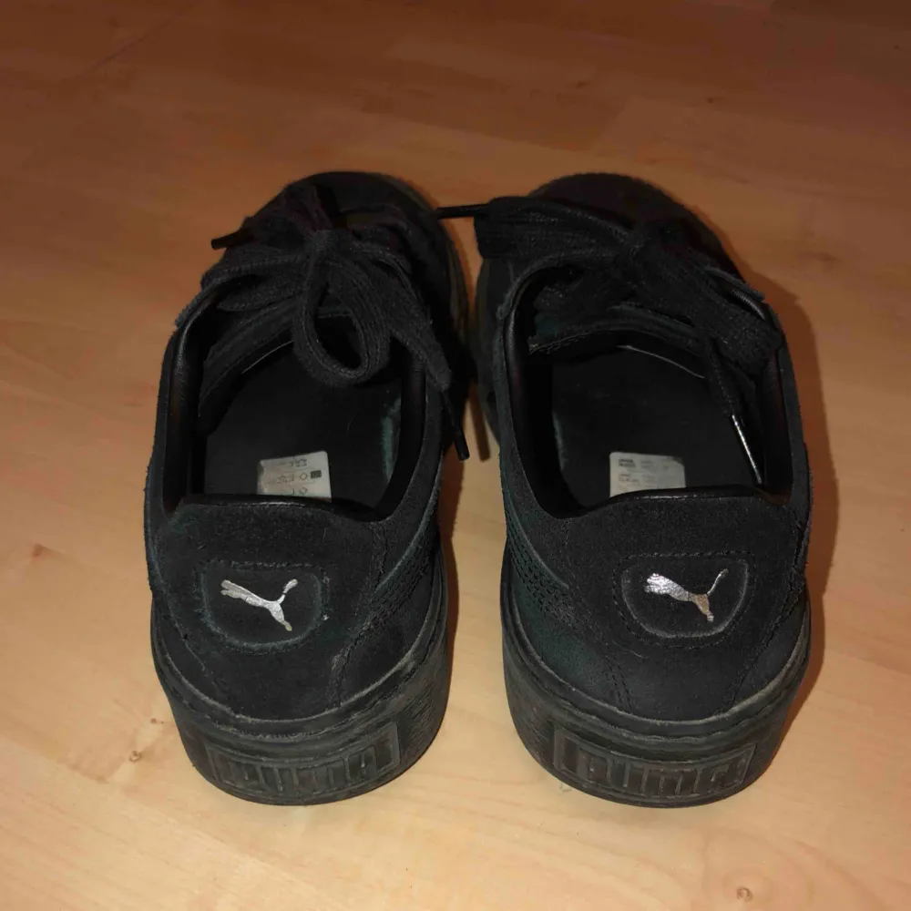 Skitsnygga svarta platform puma skor! Använda under typ 1 vinter men väldigt bra skick. Pris kan diskuteras vid snabb affär (köparen står för frakt). Skor.