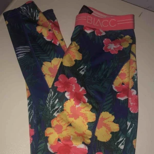  - Fina Träningstights i strl S, 100kr.  Köparen står för frakt!