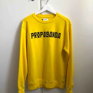  - Jättesnygg tröja som tyvärr inte kommer till användning. Använd 2 gånger, tyvärr en liten fläck men inget man tänker på!😊