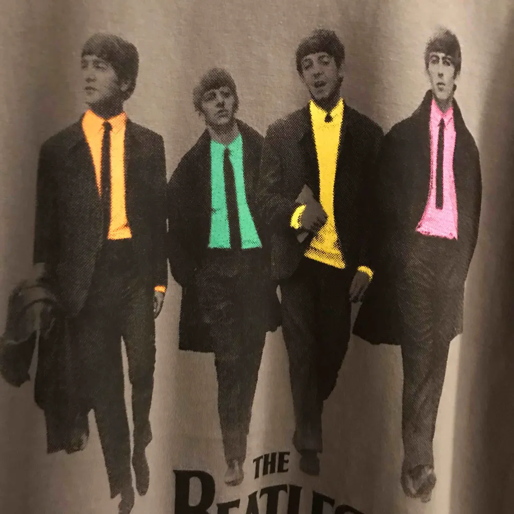 The Beatles Walking Down The Street t-shirt, storlek som en L-M. Från axel ner är den ca 67cm och på bredden från armhåla till armhåla är den ca 48cm. Den är ny och aldrig använd. Kan hämtas upp i Enskededalen eller skickas mot portokostnad 44:-. T-shirts.