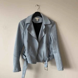  - Jättefin och endast använd fåtal gånger då den inte riktigt passar med min övriga garderob. Ej äkta mocka. Lite mer ljusblå irl. Köparen står för frakt. 