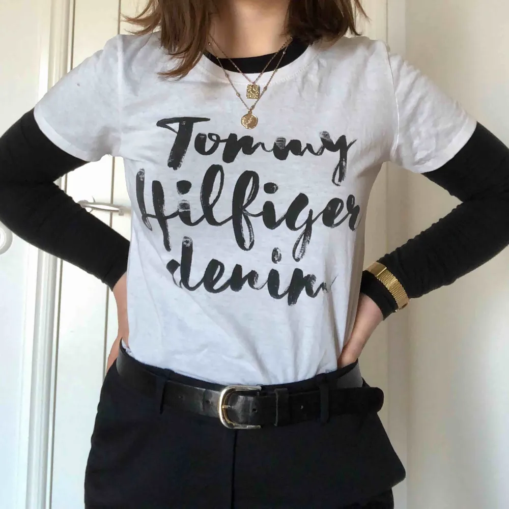 Jättefin och skön t-shirt från Tommy Hilfiger i storlek XS (funkar som S). Lägsta budet är 79kr, annars är det högsta budet som gäller. Köparen står för frakt.. T-shirts.