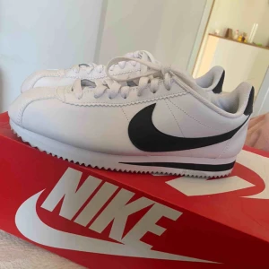  - Säljer mina helt nya nike cortez då dem inte riktigt var min stil. Aldrig använda i str 40,5 men sitter mindre, köptes för 899kr