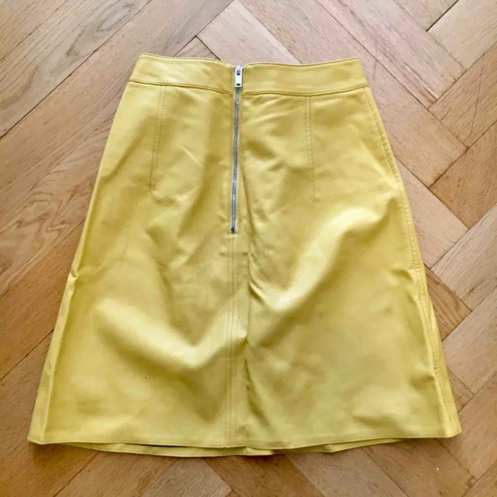 (Fake) gul skinnkjol från Zara! Så fin till sommaren!!!. Kjolar.