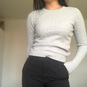 Stickad tröja  - Grå tröja från H&M. Möts upp nära Haninge eller fraktar 