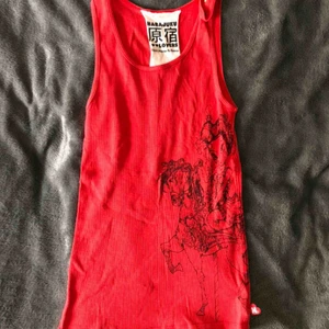 Harajuku lovers linne storlek S - Ribbat linne med detaljer från gwen stefanis klädmärke harajuku lovers. I använt skick. Hämtas på Kungsholmen eller skickas mot fraktkostnad. 