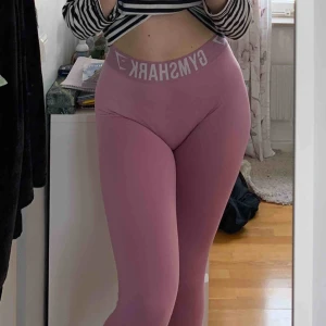  - Säljer mina superfina rosa gymshark tights pga har så många andra. Sitter så fint både fram och bak. Stl S men passar både S och M!! Använda ett fåtal gånger så de är i nyskick!💗💗
