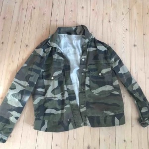  - Storlek 42, men funkar som en oversized jacka för en XS. Köparen står för frakt. Jättebra skick:)