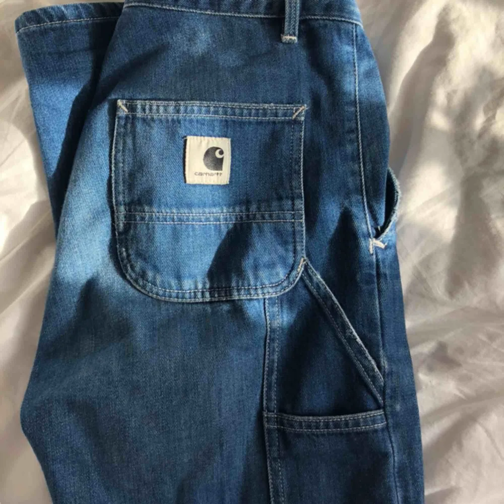 Använda våren 2018 men sen dess har de legat i garderoben. (Hålen på knäna har jag gjort själv) Nypris var runt 1000 kr, säljer för 400!!! Om fler är intreserade så buda! 💞💞. Jeans & Byxor.