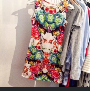  - Fin klänning i stretchigtmaterial.