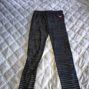  - Coola Nike träningsbyxor som är vita och svarta💕 Skulle säga att det är mer som Xs än en S, men det funkar för S också om man är lite kortare❣️ Knappt använda så de är i väldigt fint skick Skriv för mer info💕