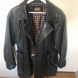 Skinnkappa - En skinnkappa i storlek 34, är oversize och sitter löst på mig(xs).  Passar x-small till medium, stor i storleken.  Är mjuk och följsam pga begagnad. Frakt=75kr, tar Swish! Nypris är 1500+ kr (FÖRST TILL KVARN) Vill bara få den såld, pris är diskuterbart!