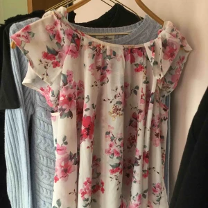  - Passar mest 36, använd 1 gång. Såå fin till sommaren!!🤩