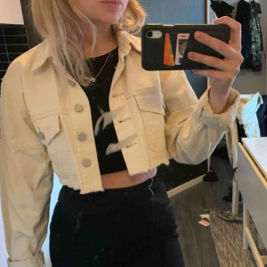  - Knappt använd kort jacka från missguided i storlek 32 Säljer för 150kr :) 