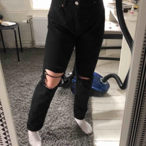  - Ett par snygga jeans från Monki med egen gjorda hål, dom är tyvärr lite för stora för mig som är en storlek 25 egentligen, står att de storlek 28 men skulle mer säga att de passar en 27 och kanske en 26:a också. Köparen står för frakt