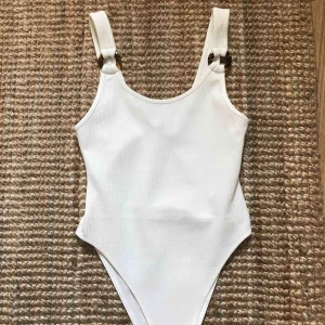  - Supersnygg ribbad body, är i storlek XS men kan också användas av S, superfina spännen,helt oanvänd☀️☀️