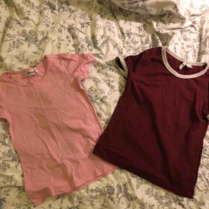 Tröjor - Fina t-shirts med snygg passform. 1 för 30, 2 för 50. Den rosa är knappt använd och den vinröda är använd med i fint skick. Passar xs-s 💓 frakten kostar 44 kronor för båda och 22 för en.