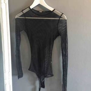  - Body från bik bok, ett hål i ena ärmen därav det låga priset 💃🏼 frakt tillkommer