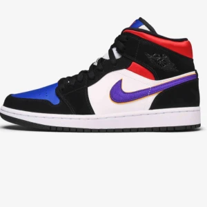  - Säljer mina jordans (kan skicka fler bilder om man vill), lite använda men väldigt sparsamt. Supersnygga! Buda! :)