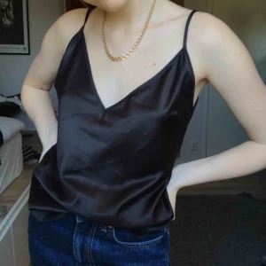  - Söt silkeslinne från zara i storlek s. Perfekt till fest eller när man ska vara lite finare! Du kan ändra längd på banden så de passar dig perfekt;) möts upp i malmö annars står köpare för frakten🥰