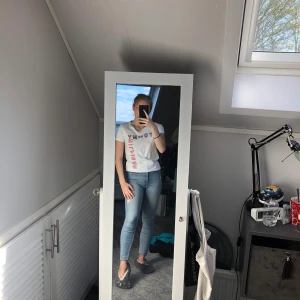 Tommy Hilfiger t-shirt, strl 176 - En t-shirt som är använd Max 2 gånger, strl 176. Du som köpare står för frakten. 