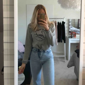  - Mysig och skön grå sweatshirt från GANT med blått tryck i sammet. Härlig tröja att dra över sig en vårkväll🤩