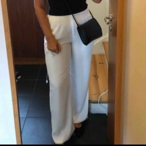 Vita kosymbyxor - Vit kostymbyxa från Nelly. Säljer pga kommer inte till användning. Använd 2 gånger. Fickor fram ej bak. Köparen står för frakten🌟🌟