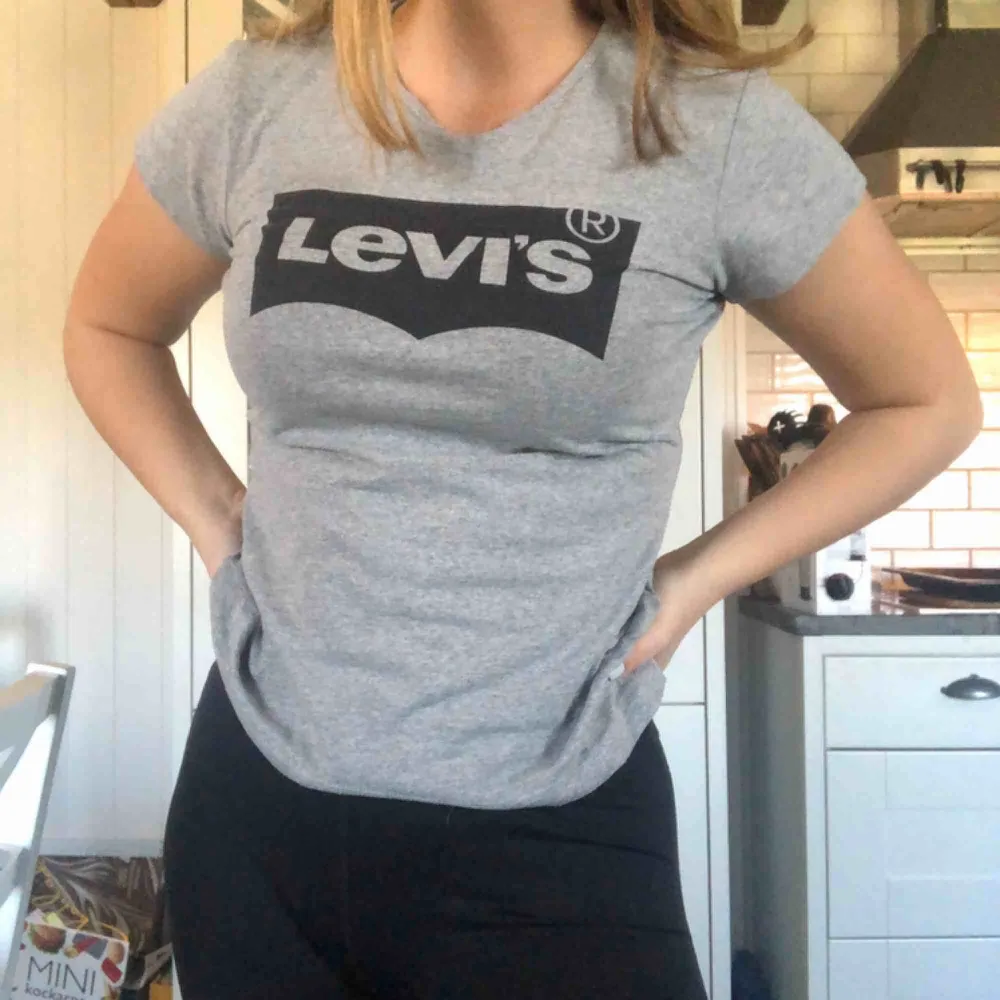 Levi’s tröja i storlek 14Y och jag vet inte vilken vanlig storlek det är men den passar XS. Passar också S men den sitter tight då. Frakt tillkommer . T-shirts.