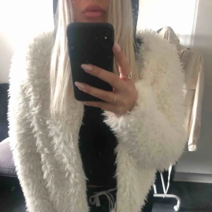  - Fluffig jacka i vitt. Storlek S, aldrig använd 
