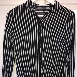  - Randig blus från hm, köparen står för frakt