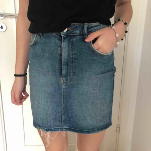 Jeanskjol - Jag säljer en stretchig jeanskjol från Zara. Har knappt används, säljer pga att den blivit för liten. Köparen står för frakt!🥰