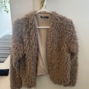 Jacka från Gina - En jacka från Gina storlek M! Använt skick. 100kr + frakt 