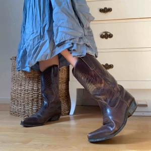 - Vintage cowboy boots köpt  secondhand för länge sedan. Köpta för över 1000kr! Vet ej om det är äkta skinn men de är slitstarka. Står storlek 42 men passar mig bra som är 40-41. Frakt på 63kr!