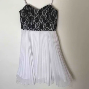 Klänning - Snygg klänning från Paris Kate & I i storlek XS! Bra skick. Köparen står för frakten men kan även mötas upp i Uppsala, Knivsta eller Sigtuna. Tveka inte att fråga mig om något!