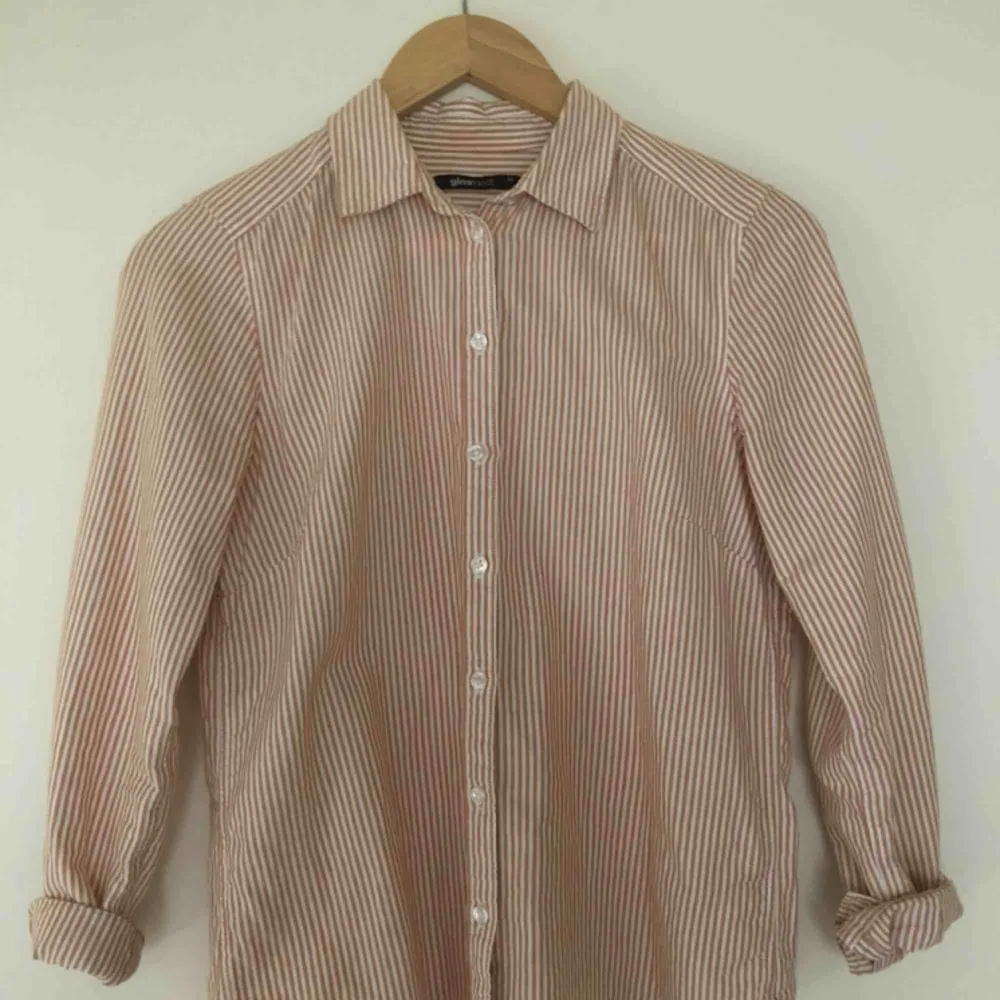 Gullig randig skjorta som passar till det mesta. 75 kr eller 100 kr inkl frakt 💕. Skjortor.