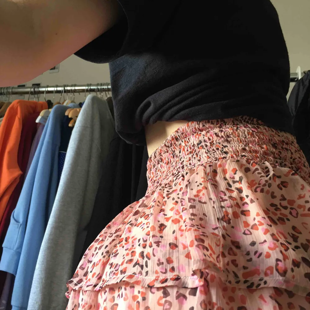 jättefin och gullig kjol köpt från nelly (vero moda). säljer då den inte kommer till använding! använd endast 1 gång så den är så gott som ny. Kjolar.
