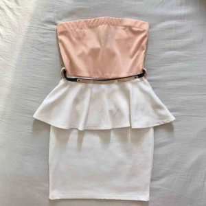  - En fin sommarklänning från Club L med ett guldbälte till. Passar perfekt nu till studentfesten eller bara som sommarklänning!