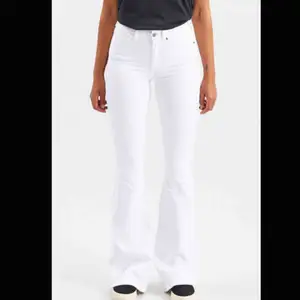 Dr denim bootcut jeans i den populära modellen Macy , säljer pga att ja köpte dom inne på plick med dom tyvärr var för stora för mig. Köparen står för frakt.💗