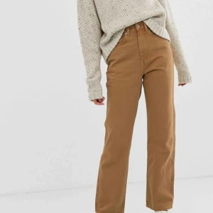  - Säljer mina jeans från Weekday, i favoritmodellen Row! Färgen heter Camel. Tyvärr har de blivit lite för små. Sparsamt använda 🦋Köparen står för frakten. 