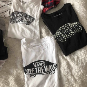  - Tischor från Vans i olika storlekar! 50kr styck !!! OBS BARA DEN VITA MED HELSVART TEXT KVAR !!!