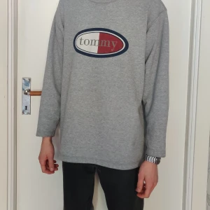 Vintage Tommy Hilfiger  - Vintage Tommy Hilfiger tröja. Ett hål finns på tröjan och det har även suttit en etikett som trillat av.  Kan mötas i Falun/Borlänge. Köparen står för frakt och jag ansvarar ej för bortslarvat paket i posten. Betalning via swish