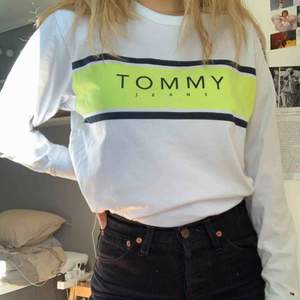 Supersnygg tröja från Tommy Hilfiger, storlek M men passar perfekt även för mindre storlekar, köparen står för frakten 🥰
